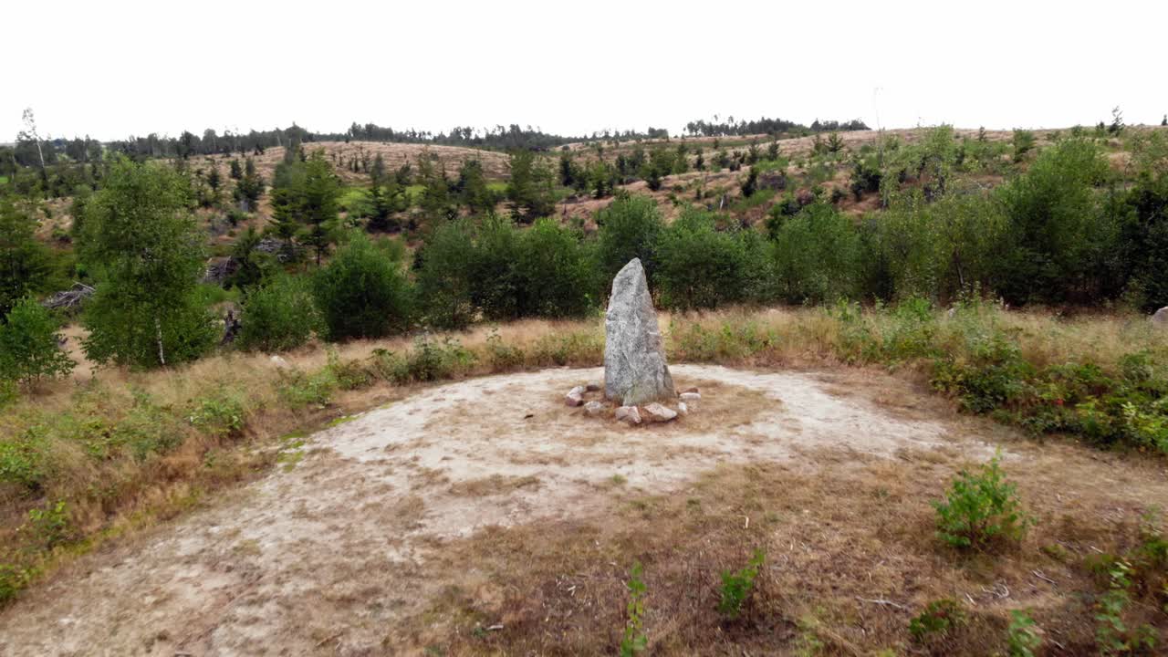 el antiguo marcador de piedra megalítica en leśno, condado de chojnice en el norte de polonia -antena