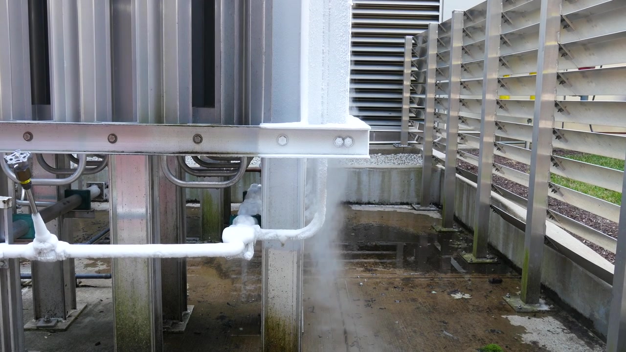 External freezing pipes leaking mist