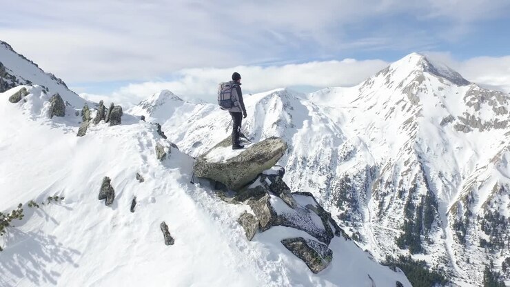 una caminata aventurera en las montañas nevadas