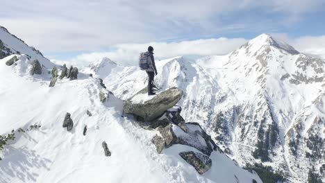 una caminata aventurera en las montañas nevadas