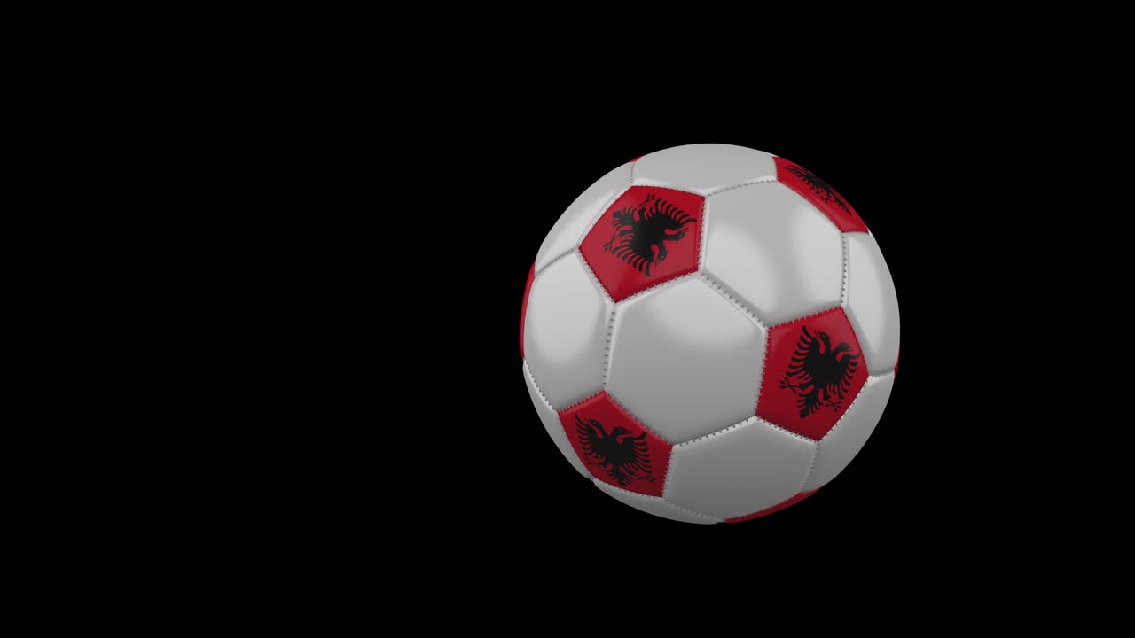 Bandiera dell'Albania su pallone da calcio volante su sfondo trasparente, canale alfa