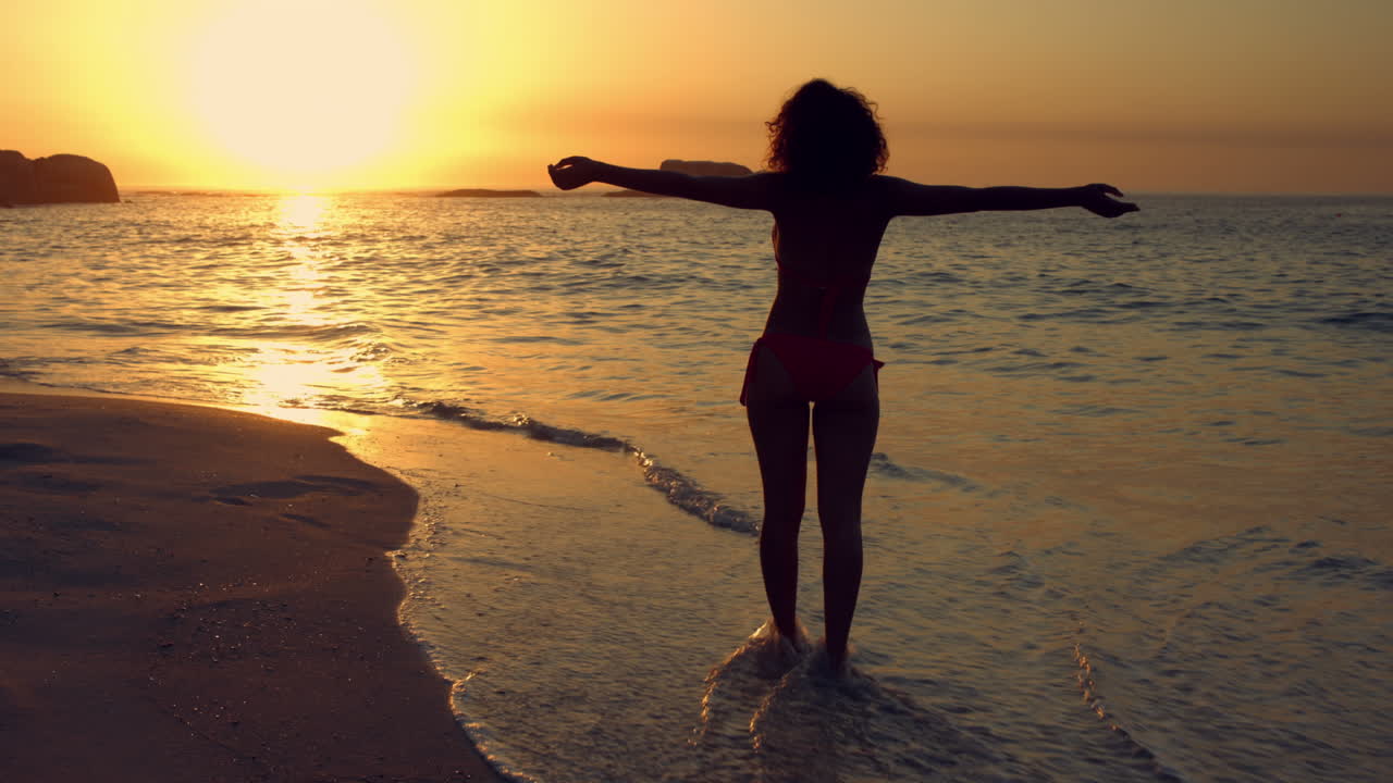 morena relajándose con los brazos estirados