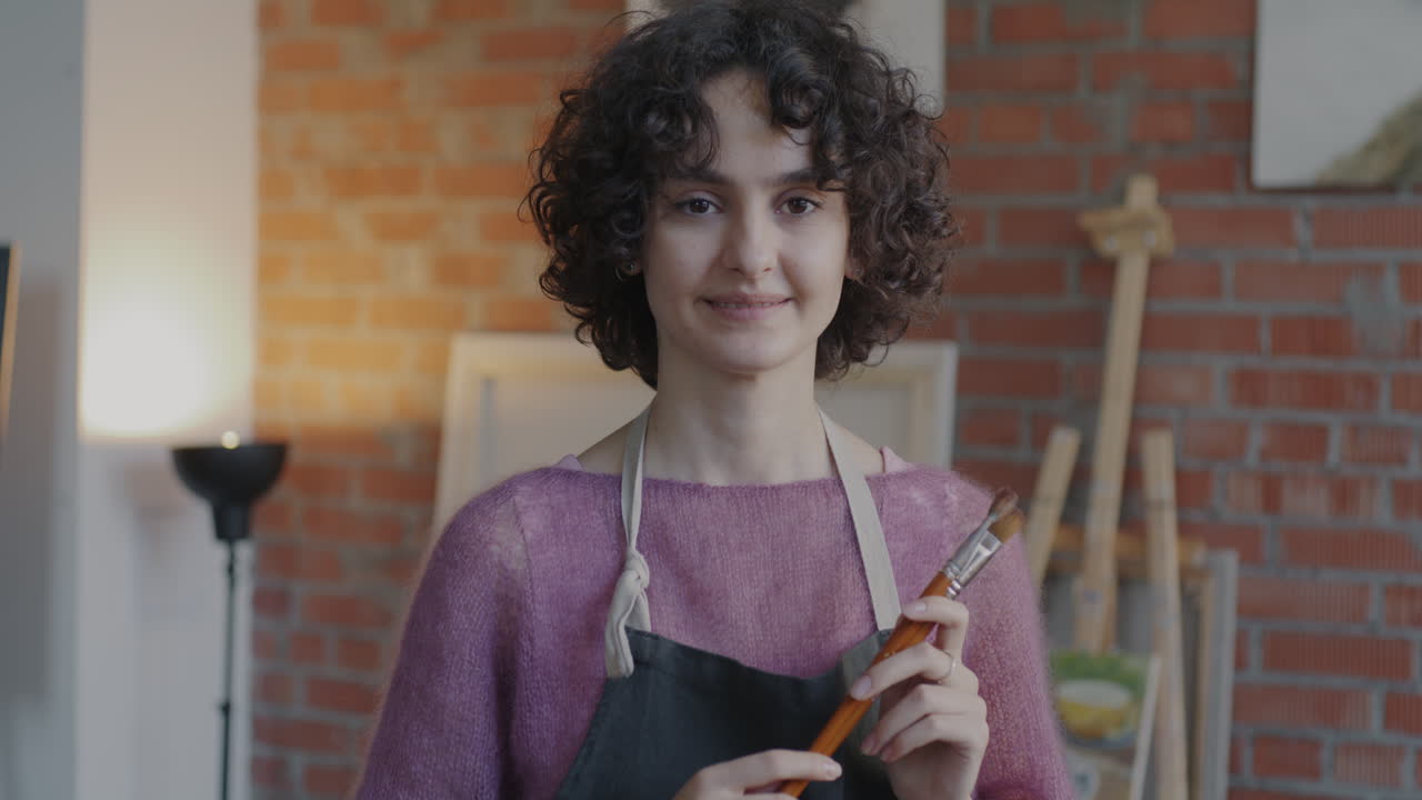mujer artista en su estudio
