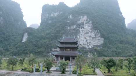 Drohnenaufnahme-Eines-Großen-Buddhistischen-Tempels-In-Den-Bergen-In-Asien-Umkreist-Die-Luft-Aus-Nächster-Nähe