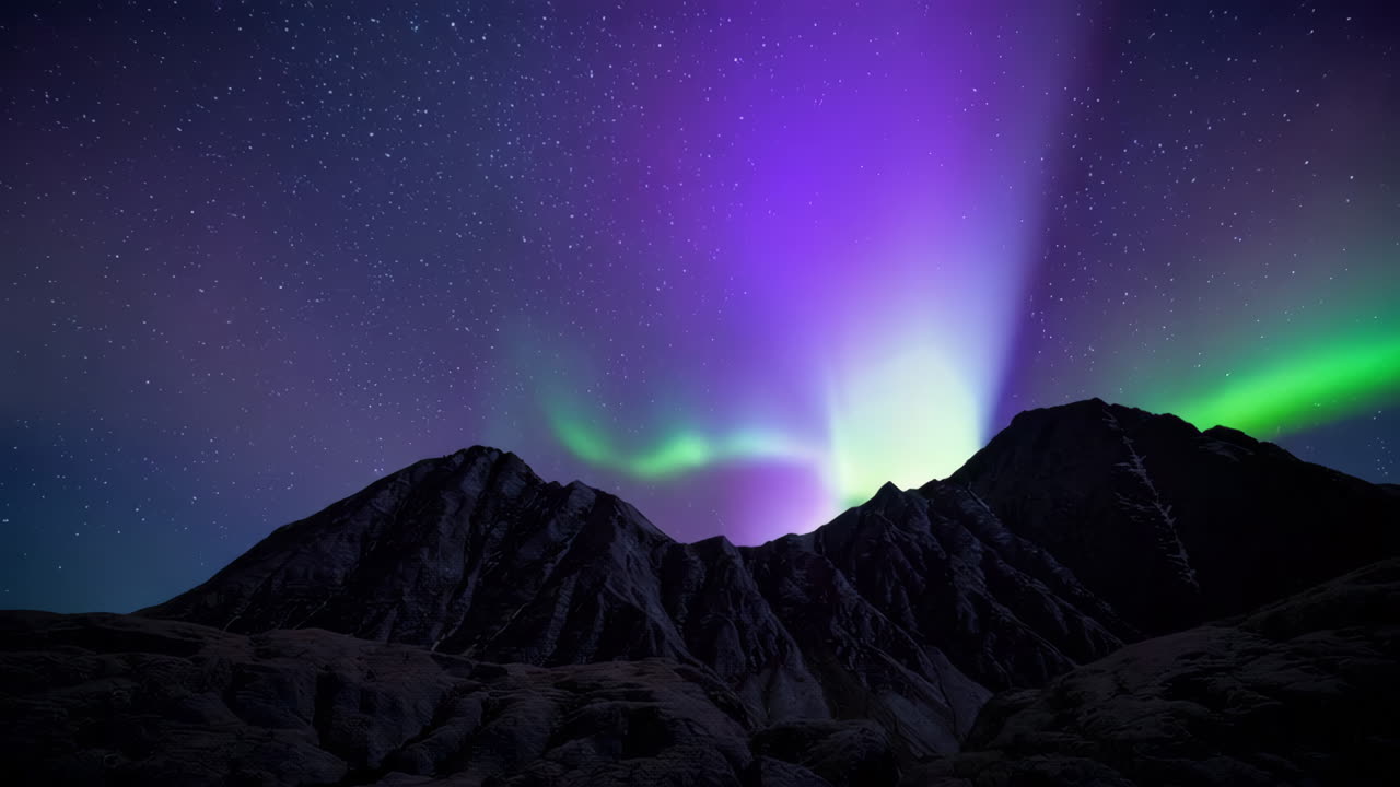 aurora boreal sobre las montañas