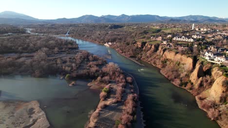 rivière sacramento à redding, californie