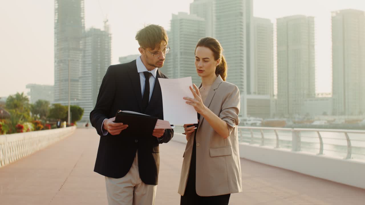 personas de negocios revisando documentos al aire libre