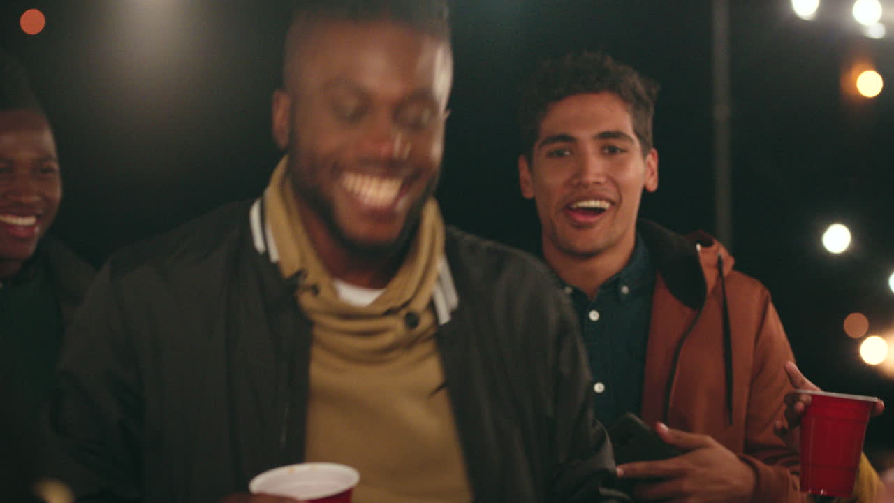 fiesta, amigos y baile con un hombre negro que tiene