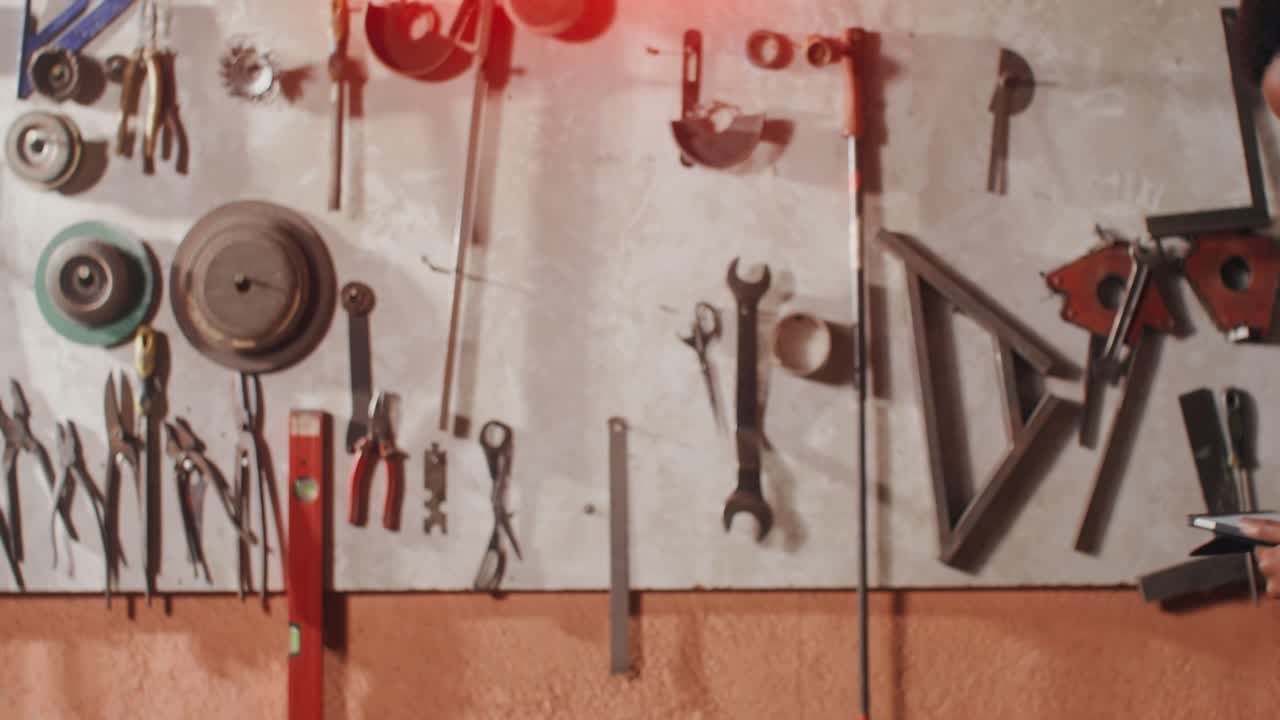 hombre trabajando en un taller