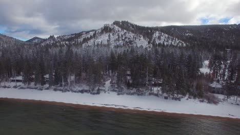 Eine-Antenne-über-Den-Schneebedeckten-Ufern-Des-Lake-Tahoe-1