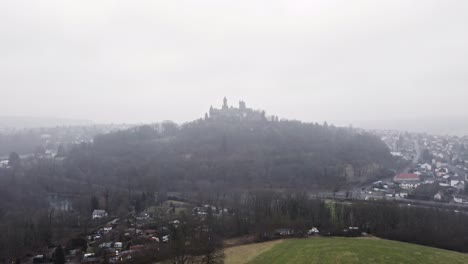 Imágenes-Aéreas-Del-Castillo-De-Braunfels-En-Un-Sombrío-Día-De-Invierno