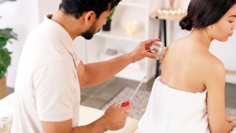 terapia de ventosas calientes, masaje de espalda y acupuntura