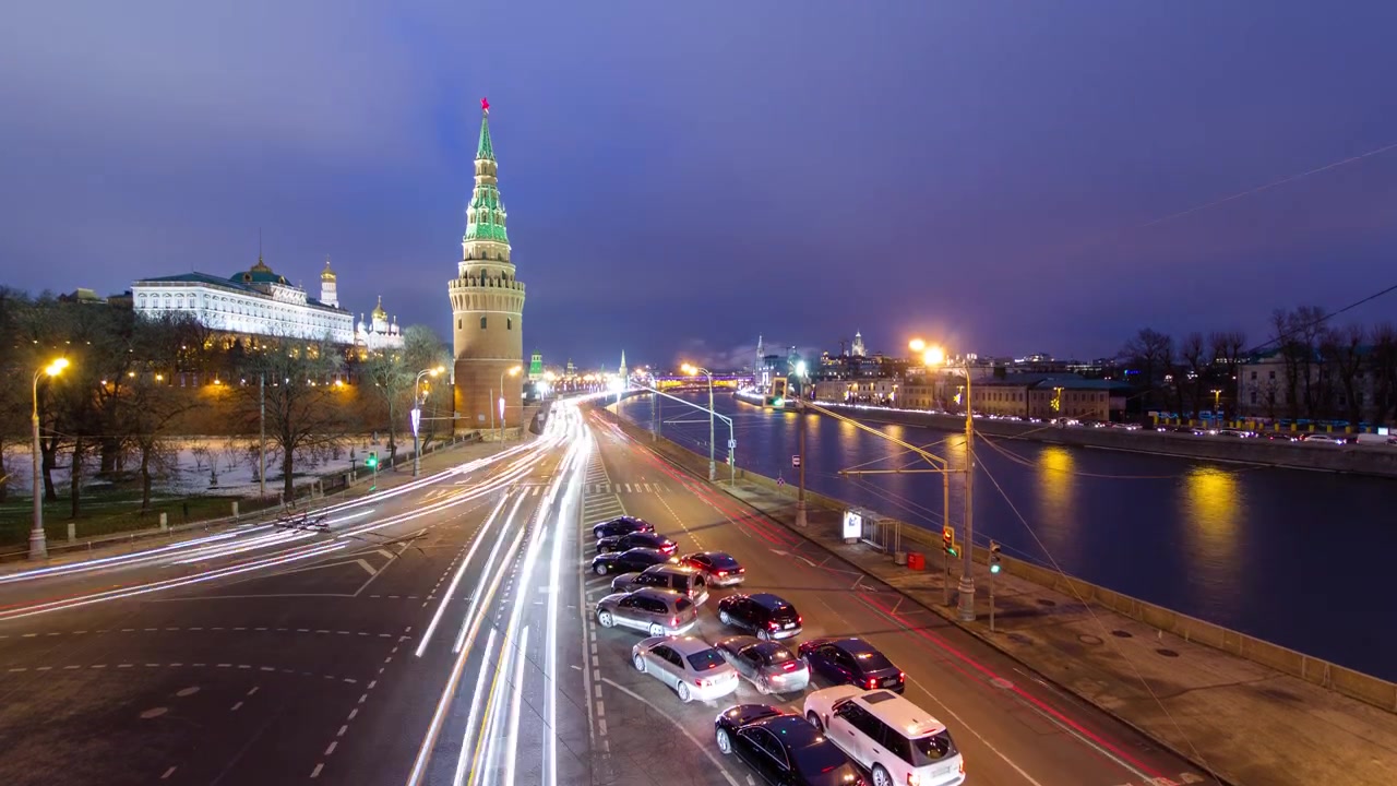 Vue aérienne emblématique depuis le Pont Bolshoy Kamenniy à Moscou, Russie : Un timelapse surplombant le Kremlin et la circulation sur les quais de la Moskova. Le majestueux Kremlin et le pittoresque quai de la Moskova.