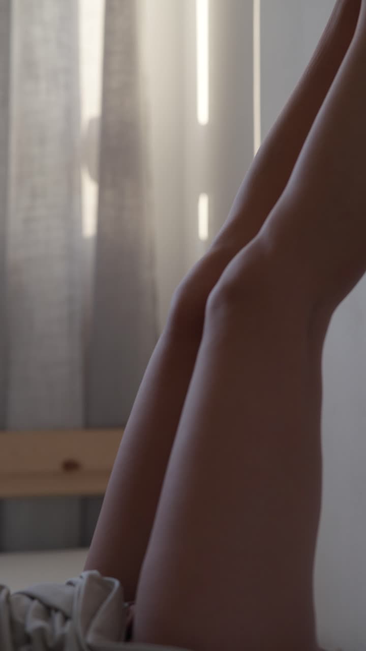 Donna che si rilassa sul letto