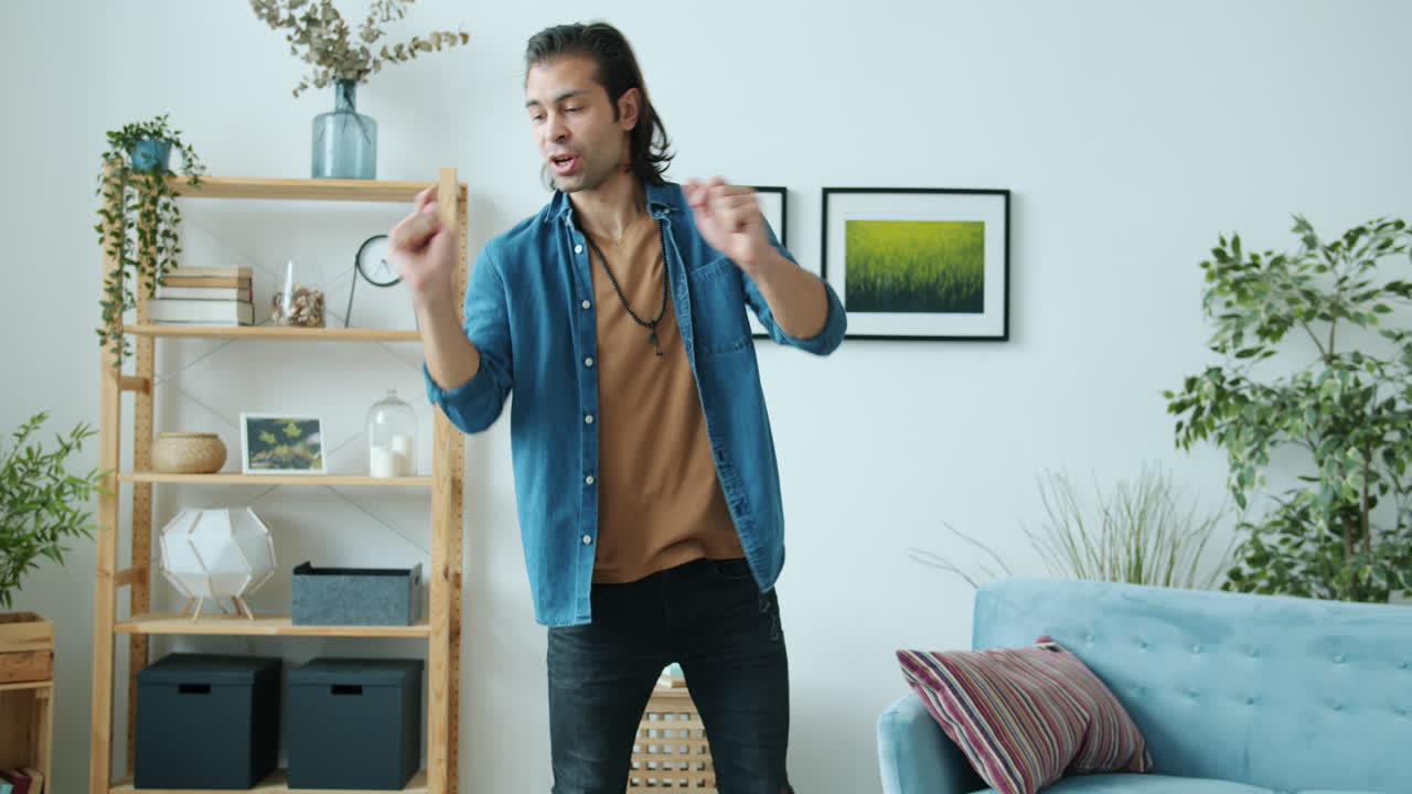 hombre bailando en la sala de estar