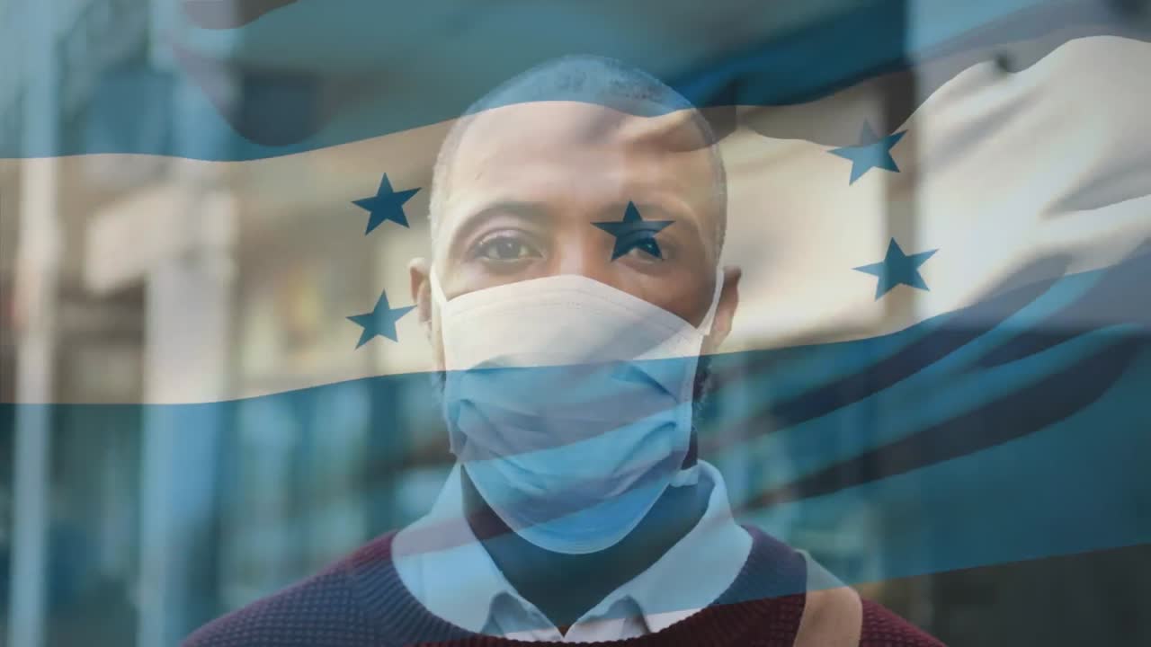 animación de la bandera de honduras ondeando sobre un hombre afroamericano con una máscara facial