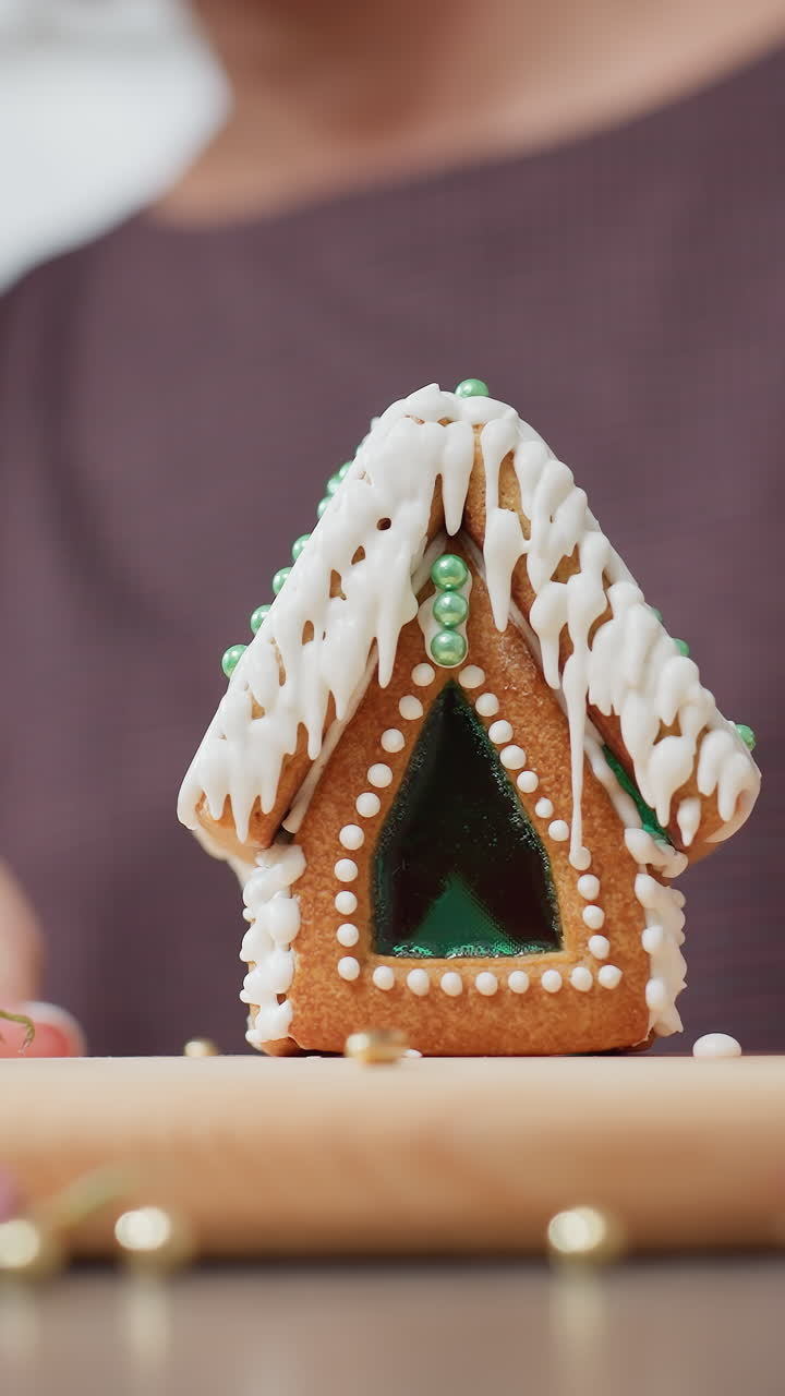 체커드 드레스를 입은 노인이 쾌적한 부에 앉아 나무 트레이에 장식된 케이크를 부드럽게 회전시키고, 따뜻한 불빛, 색 캐비, 그리고 시골 분위기