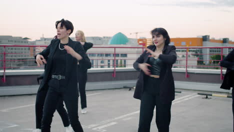 K-Pop-Künstler-Tanzen-In-Schwarzer-Kleidung