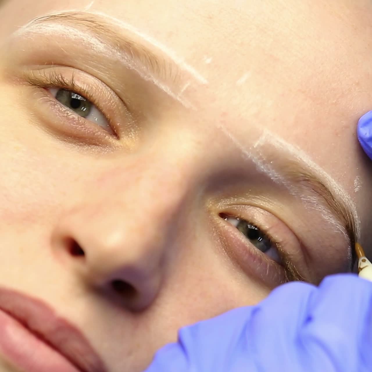 técnica de dibujar las cejas