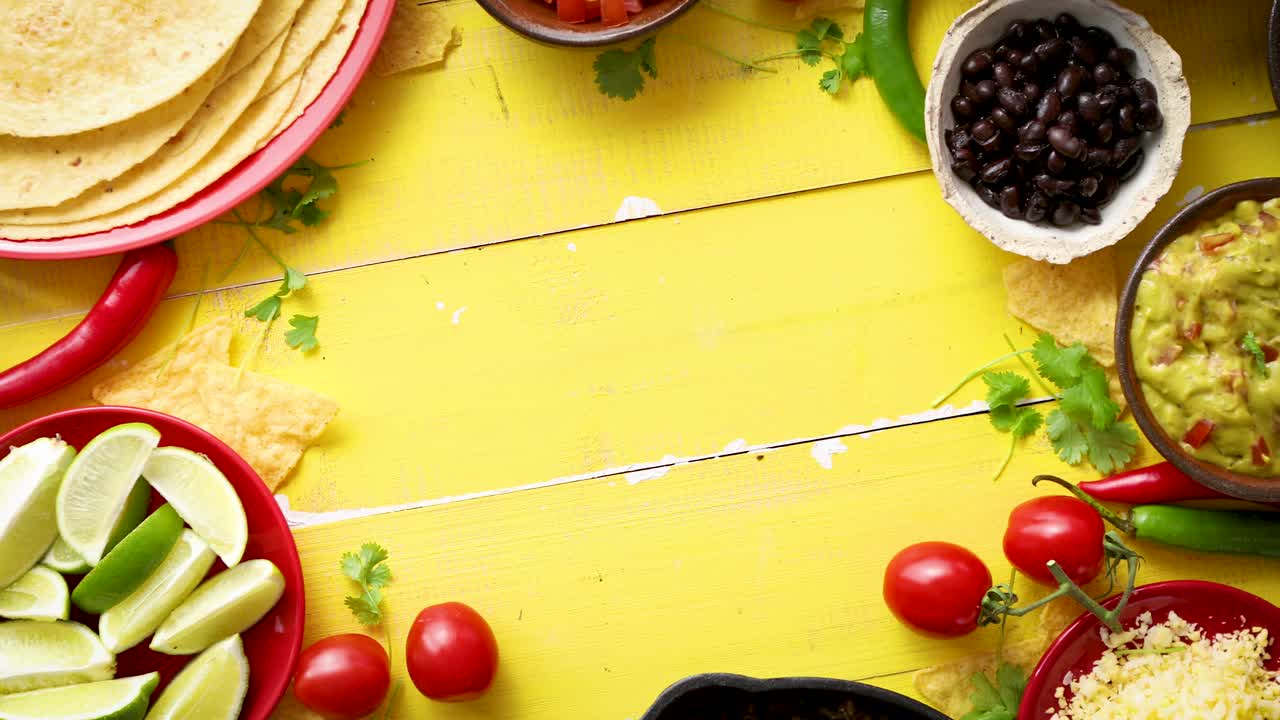 deliciosos ingredientes de chili con carne esperando ser preparados