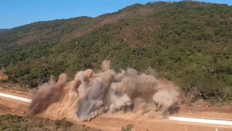 eliminación de escombros con explosión para formar canales de agua