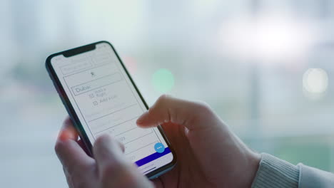 pantalla del teléfono, manos y persona que planea viajar