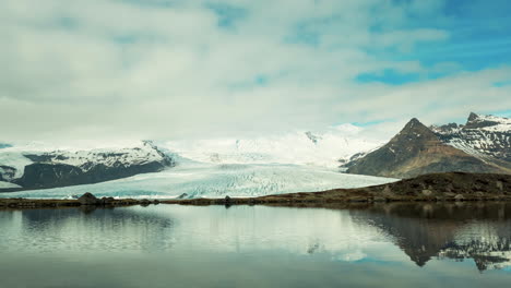 Fjallsarlon-Gletschersee-Mit-Schöner-Spiegelung-Der-Landschaft-In-Island---Zeitraffer