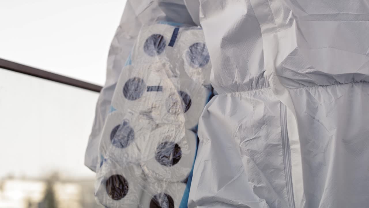 ручной крупный план туалетной бумаги