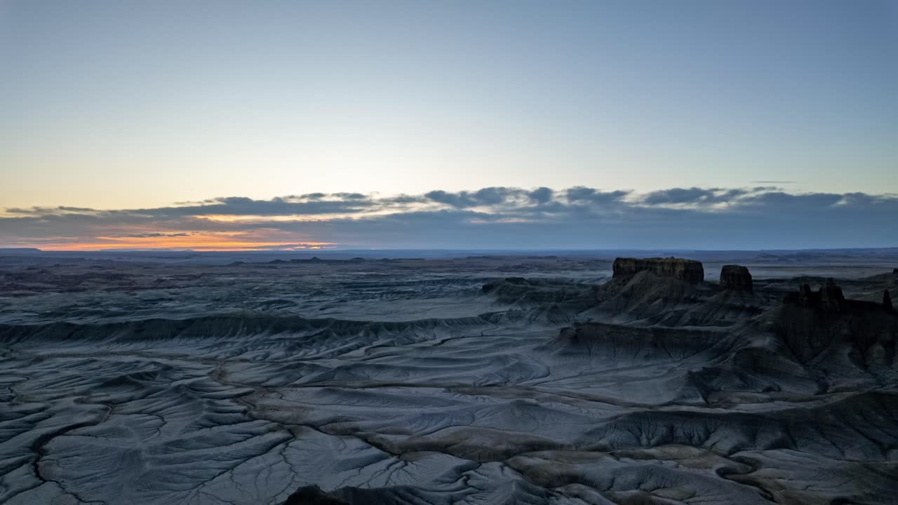 hora de oro puesta de sol timelapse vista sobre el paisaje lunar, tierra desértica seca y colinas bajo la fábrica butte durante el crepúsculo