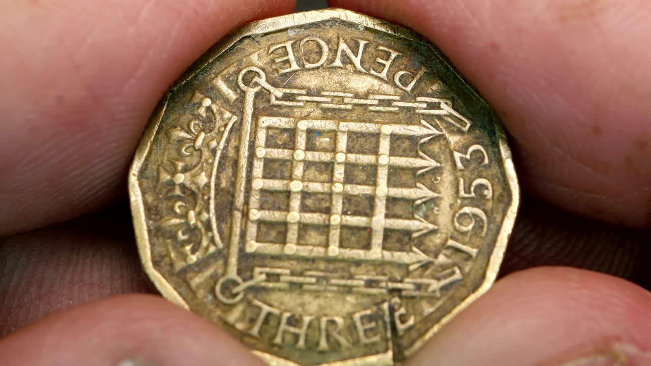 매우 오래된 동전의 근접 사진