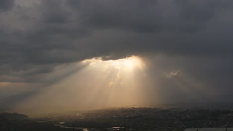 Krähen-In-Der-Skyline-Mit-Sonnenlicht,-Das-Aus-Den-Wolken-In-Changunarayan,-Bhaktapur,-Nepal,-Herausspringt