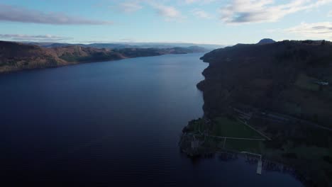 Impresionante-Vista-Aérea-Del-Establecimiento-Del-Castillo-De-Urquhart-Junto-Al-Lago-Lochness,-Pan