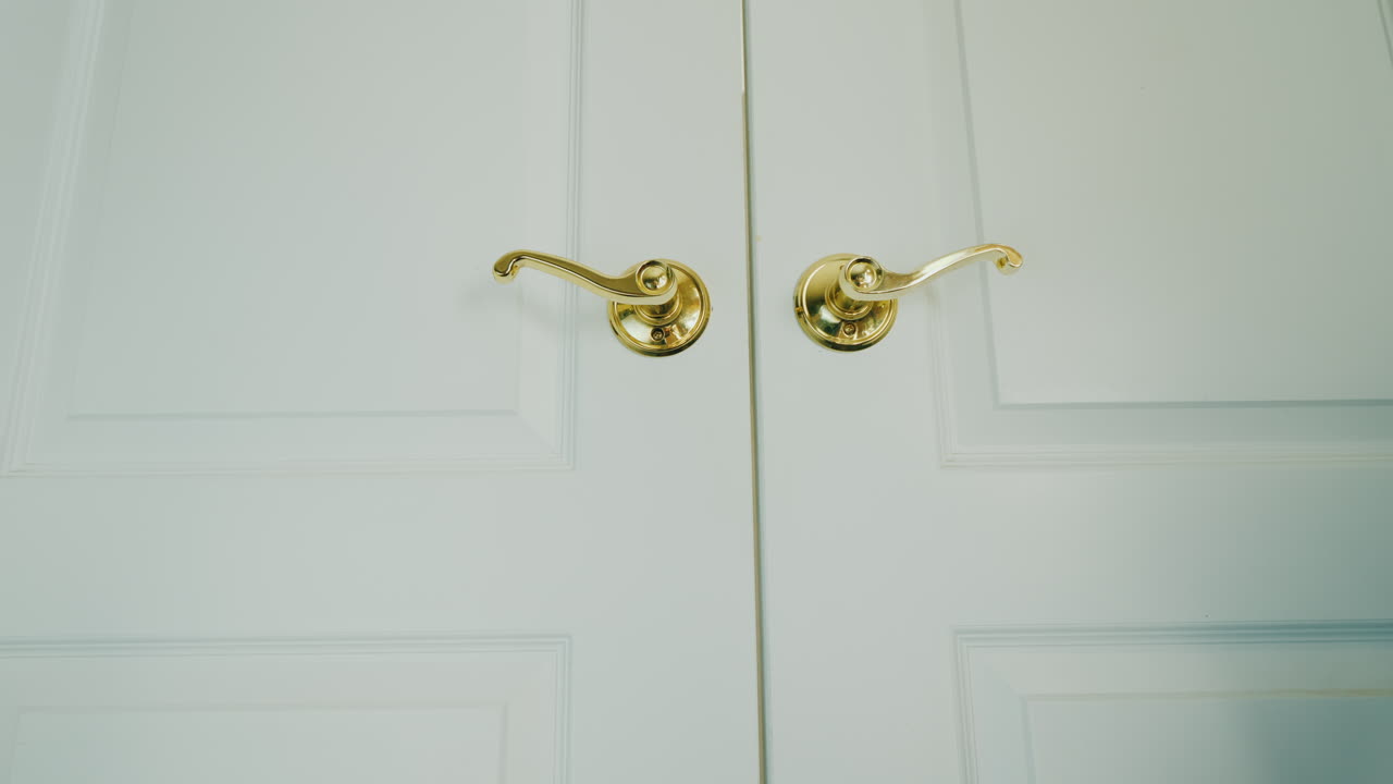 женщина отказывается убирать комнату вешает на дверь табличку "не беспокоить