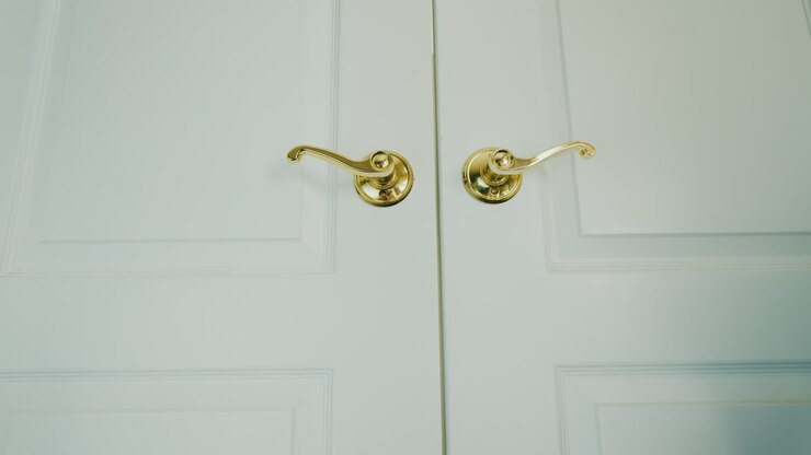 A Woman Refuses To Clean The Room Hangs A Do Not Disturb Sign On The Door