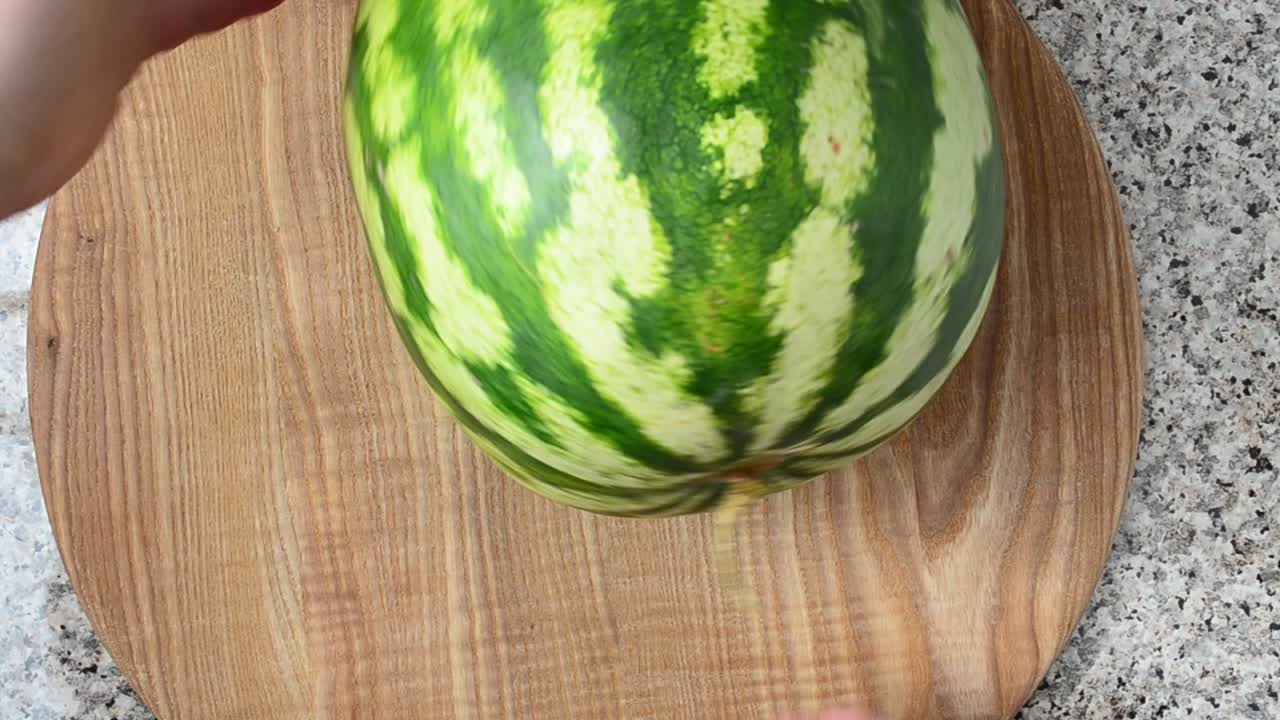 Anguria su un tagliere da cucina. Scatto in cucina.