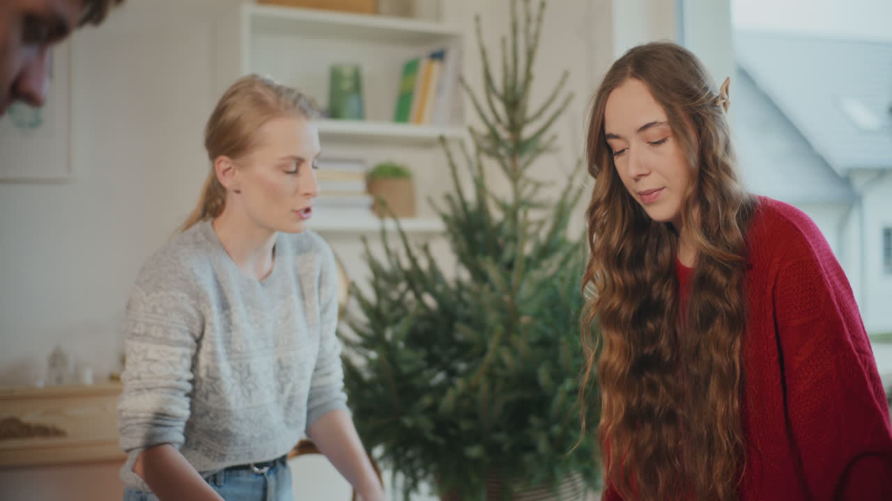 남자 와 여자 가 테이블 위 에 식탁 천 을 놓고 있다