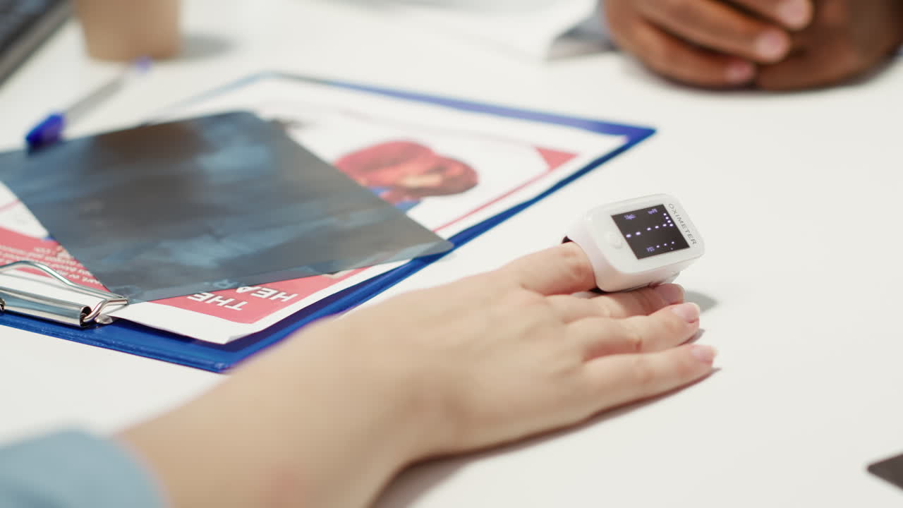 의사는 환자에게 산소 수치와 포화도를 측정하기 위해 옥시미터를 사용합니다.