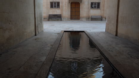 El-Magnífico-Reflejo-De-La-Mezquita-Del-Agua-En-La-Piscina-En-El-Jardín-De-La-Mezquita-Latifiye