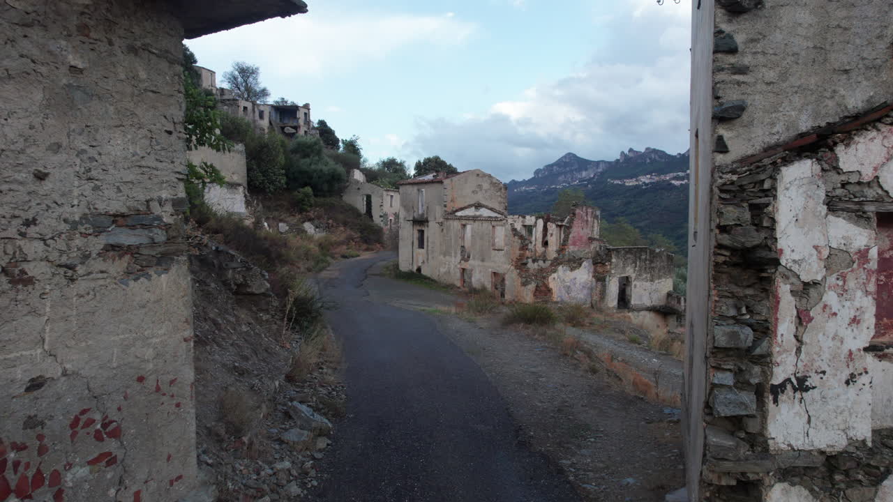 caminando por las calles de la ciudad fantasma de gairo vecchio en la isla de cerdeña