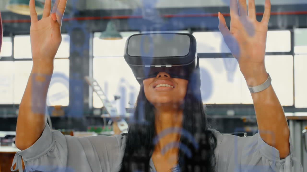 Animazione di icone con elaborazione dati su donna d'affari birazziale che usa un visore VR