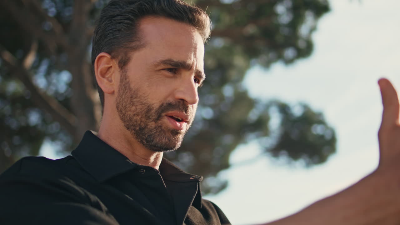 blogueiro gravando conteúdo de vídeo em sunshine nature closeup. homem falando