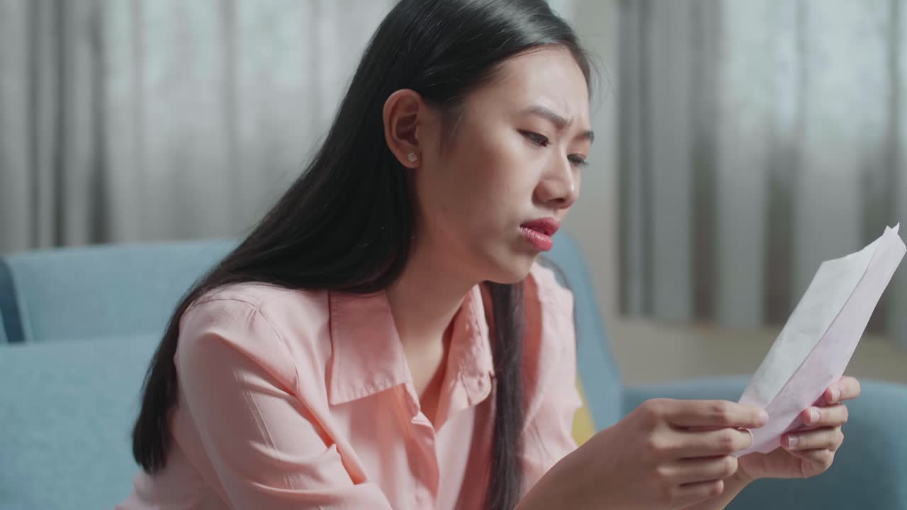 집에서 노트북으로 작업하는 동안 지표손가락을 들어 올리는 아시아 여성의 클로즈업