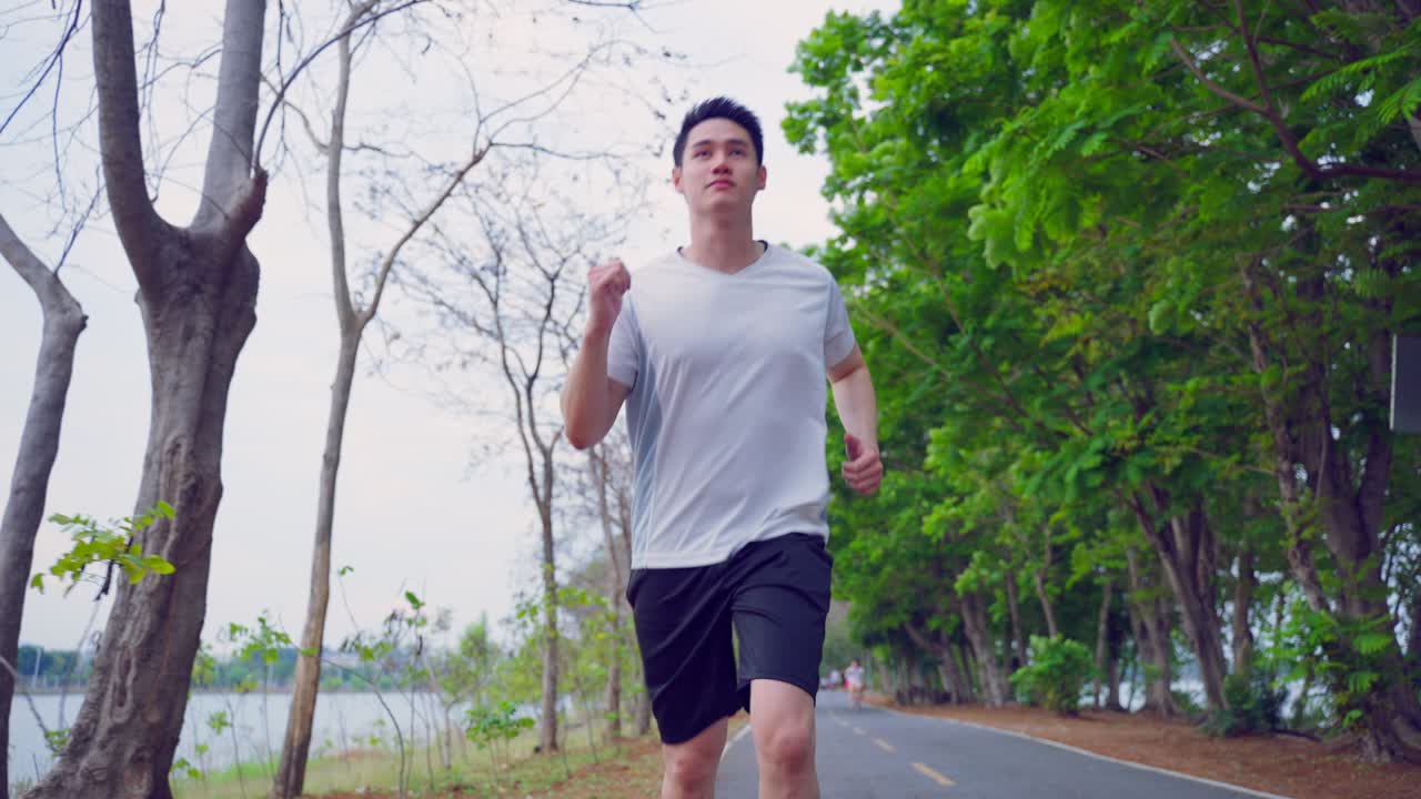 공원에서 달리는 남자