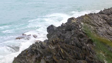 línea costera genérica de cornualles de las olas del mar chocando contra las rocas en crantock cornwall