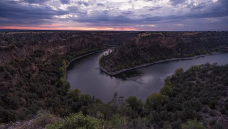 Timelapse-De-La-Puesta-De-Sol-En-Las-Hoces-Del-Duratón,-Con-Reflejo-En-El-Río