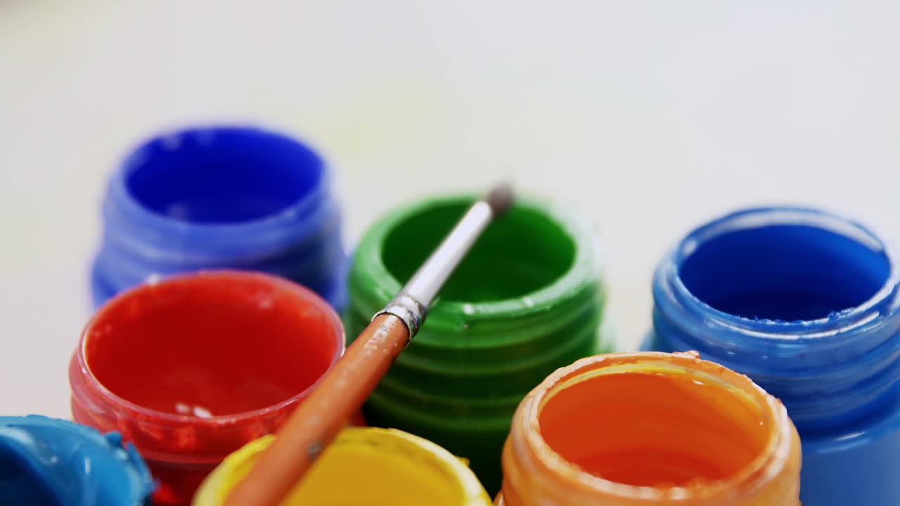 페인트 브러시 를 사용 한 수채화 페인트