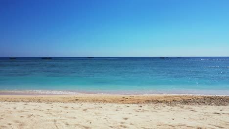 Strand-Auf-Den-Bahamas-–-Wellen-Plätschern-Bei-Strahlendem-Wetter-Ruhig-Zum-Sandstrand-Unter-Blauem-Himmel-–-Weitwinkelaufnahme