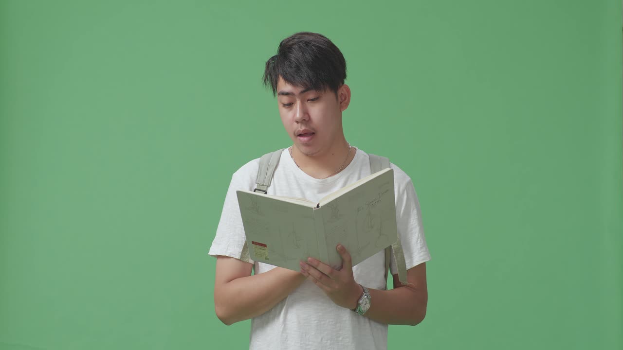 책을 읽고 있는 젊은 남자