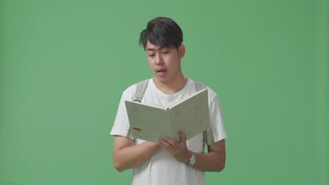 책을 읽는 젊은 남자