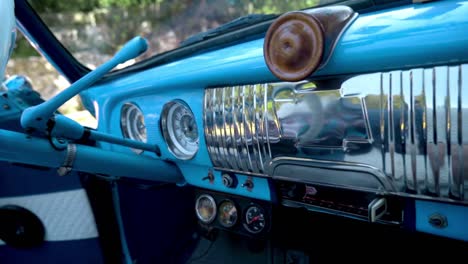 interior de un coche azul de época